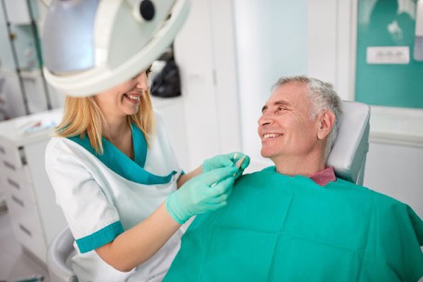 Houston Dentist Explains When Your Partial Dentures Need to Be Adjusted